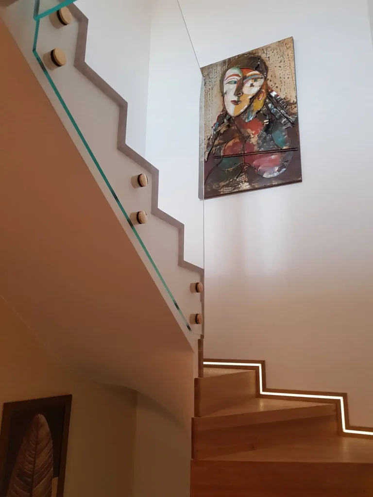 Szklana balustrada przy schodach z oświetleniem stopni